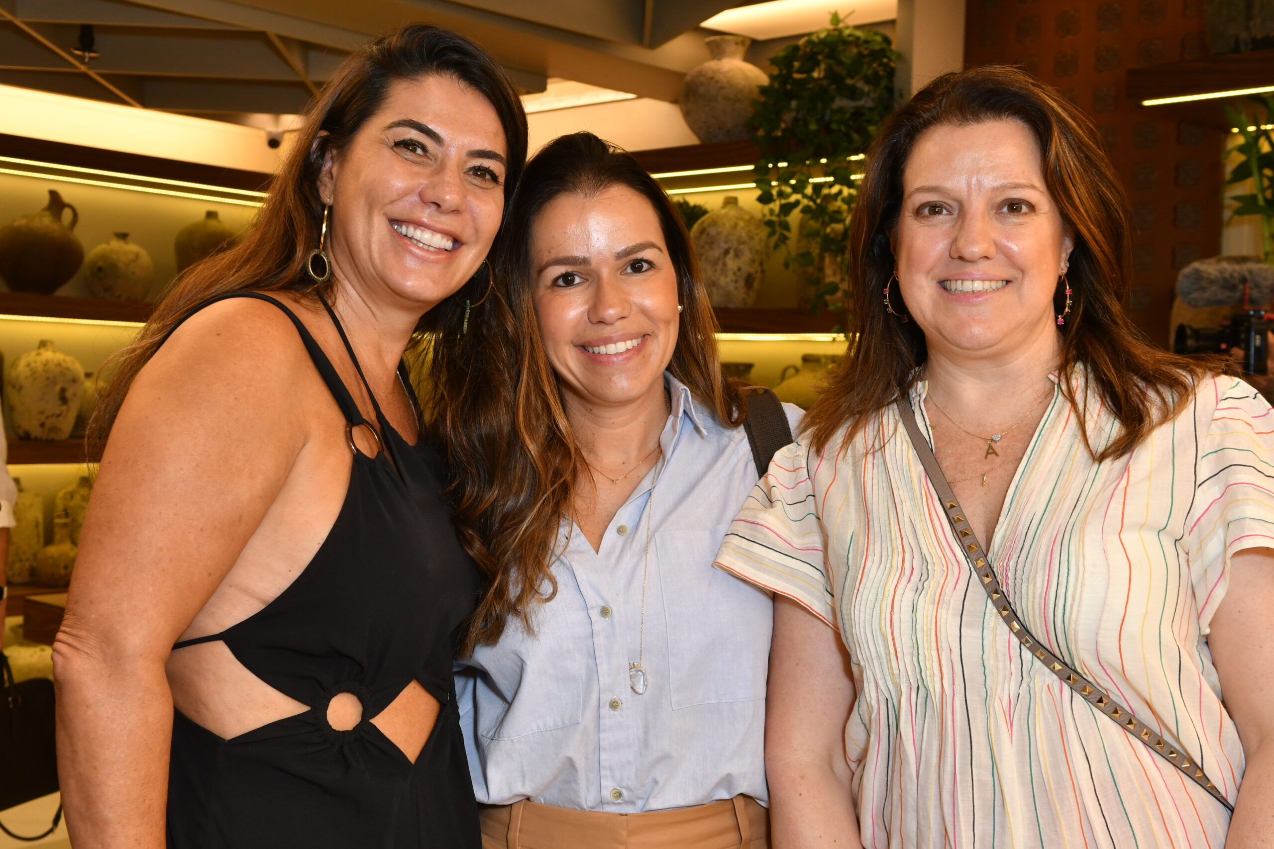 Vera Braga, Andreza Alencar, Andrea Teixeira — Foto por Iara Morselli. Três mulheres sorriem para câmera