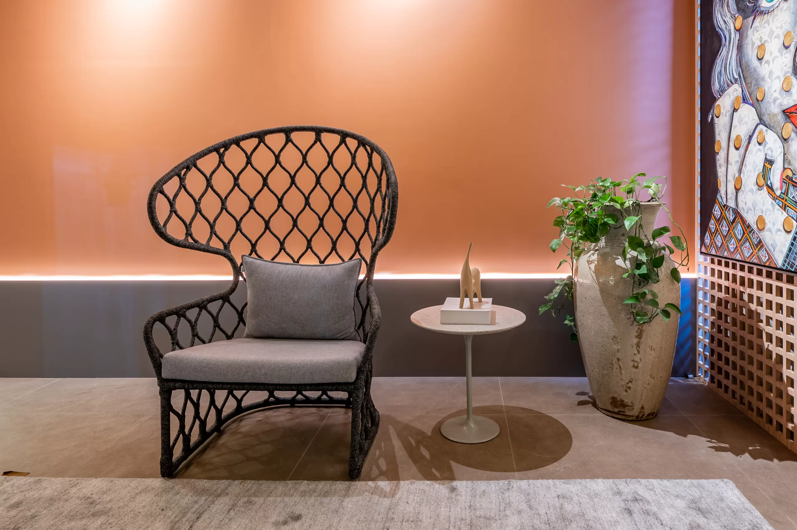 Projeto com parede laranja com vaso neutro